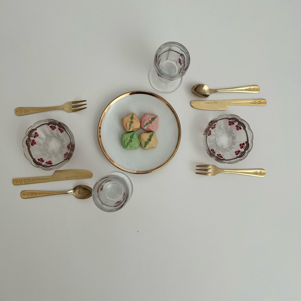 Authentic American Girl Pleasant Company Samantha Birthday Dish set (incomplete)